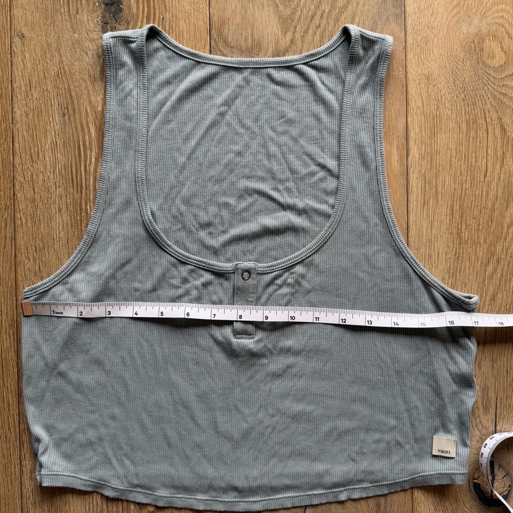 Vuori Cove Crop Tank | Size L | Color: Shade